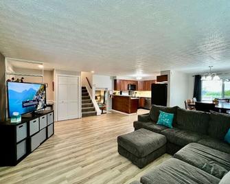 Cozy House on Cabernet - Liberty Township - Living room