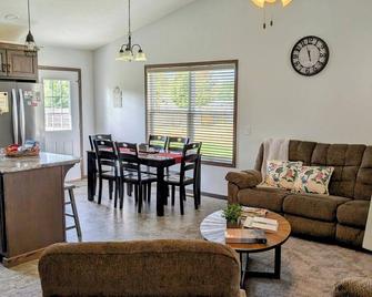 Harvest Cottage Cozy Home For Family Memories In A Small Town.. - Hesston - Sala de estar