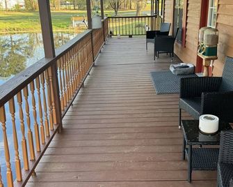 Charming 2-bedroom cabin with AC, WiFi in serene Jamesville - Jamesville - Balkon