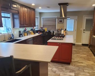 Peaceful cottage in the countryside with hot tub! - Spring Hill - Kitchen