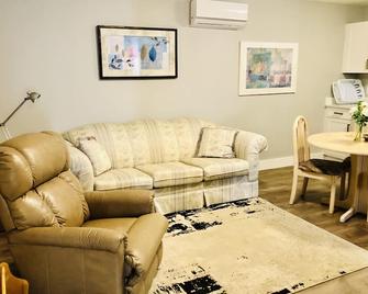 Spotless Pet Friendly Suite in Sooke - Sooke - Wohnzimmer