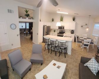 \nDesert Escape – Serenity and Security at Silverwood - Imperial - Comedor