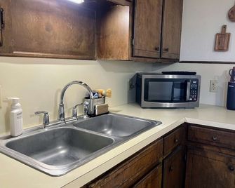 Spacious Extended-Stay Townhome | Cook & Relax! - Plainview - Cocina