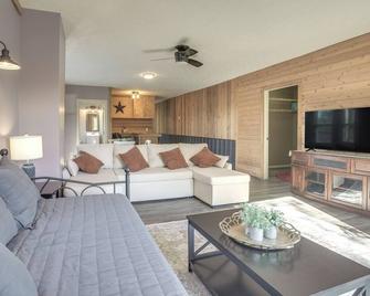 Downtown Condo about 23 Mi to Hocking Hills State Park - Lancaster - Living room