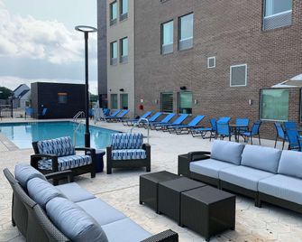La Quinta Inn & Suites by Wyndham Round Rock near Kalahari - ראונד רוק - בריכה