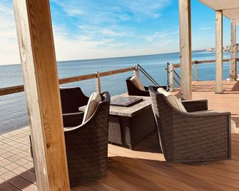 Large Waterfront Modern Beach House - East Haven - Balcony