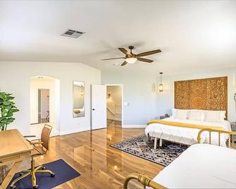 Buddha Gem, Central 6 Bed Room Luxury Home with Pool Hot Tub Game Room and much more - Henderson - Bedroom