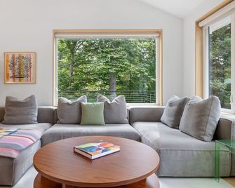 Dartmouth Graduation—Luxury MCM Home in Hanover - Hanover - Sala de estar