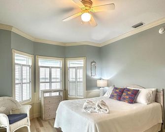Updated gulf front home, elevator, garage, large lot, beach gear included! - Port St. Joe - Habitación