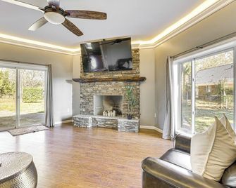 4 Mi to Dtwn Tuscaloosa: Home w/ Cozy Den! - Tuscaloosa - Living room