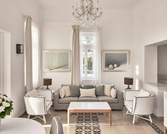 Vedema, a Luxury Collection Resort, Santorini - מגלוחורי - סלון