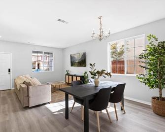 A 5-Bedroom Home in Victorville - Victorville - Dining room