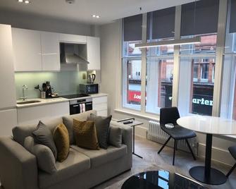 Victoria House by Aeria Apartments - Reading - Living room
