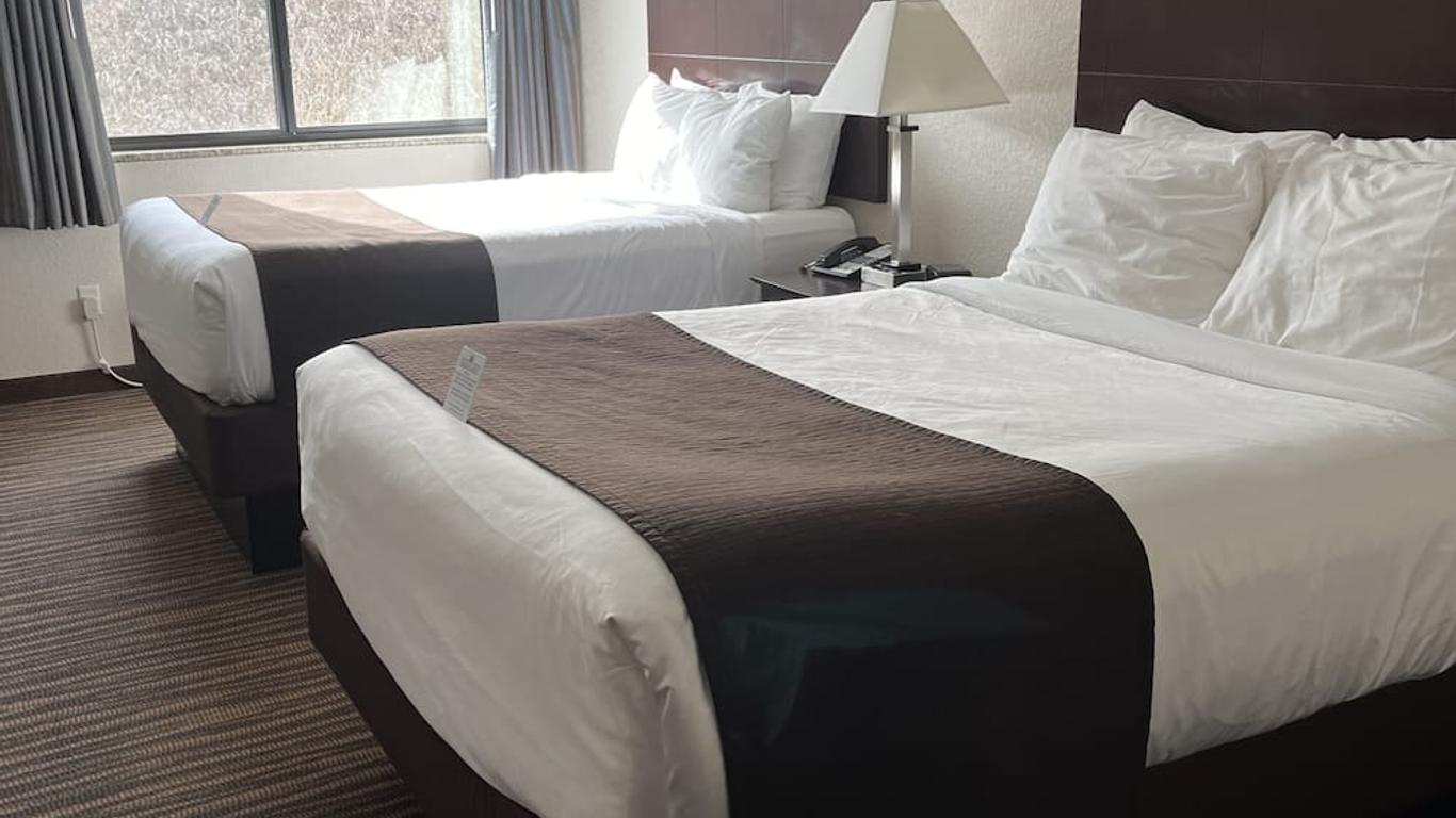 Cobblestone Inn & Suites - Denison | Oak Ridge