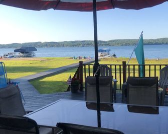 Terrific Family Getaway on Lake Charleviox with Stunning Views - East Jordan - Balcón