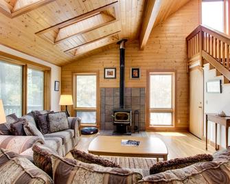 Cute Cottage with Close Beach Access & Free WiFi - Dogs Welcome - Cannon Beach - Pokój dzienny
