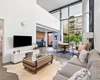 Airy and Open Corner Loft - 92 Walkscore - Redmond - Living room