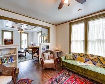 Charming La Conner Vacation Home w/ Fireplace! - La Conner - Living room