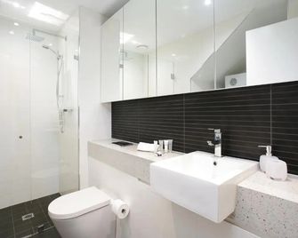 New York on Riley - Split-Level Executive 2BR Darlinghurst Apartment with a New York Feel - Sydney - Bagno