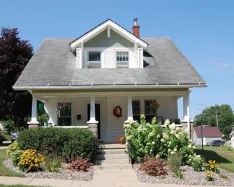 2 Bedroom Downtown Bungalow- Must see! - Decorah - Building