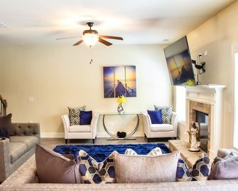 Cheerful & Spacious 4bedroom home away from home! - Hampton - Sala de estar