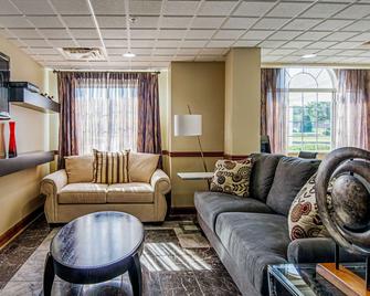 Quality Inn and Suites I-81 Exit 7 - Bristol - Living room