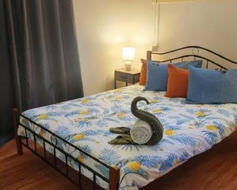 Holiday at gorgeous Bayside Cottage! - Wellington Point - Bedroom