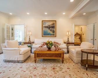 All Pine Manor Estates Properties Available for Thanksgiving! - Carbondale - Living room