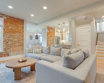 Hot Tub, Fire Pits Ideally Located Denver Home! - Denver - Sala de estar
