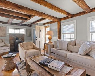 Circa 1789 Historic South End Downtown Home - Newburyport - Living room