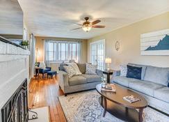 Charming Smithfield House Walk to Downtown! - Smithfield - Living room