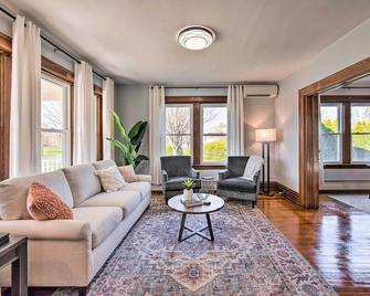 Bright & Sunny Abode, 2 Mi to Hersheypark! - Hershey - Living room