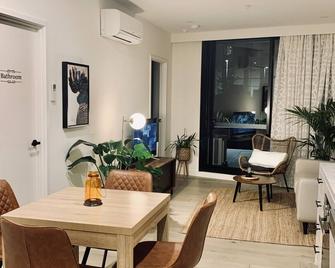 2br/2br Self Service Apartment - Clayton - Dining room