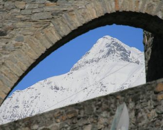 Large Outdoor Terrace - Ground Floor Flat In A Lovely Italian Village - Luino - Edificio