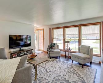 Walk to Lambeau Field Green Bay Retreat - Green Bay - Living room