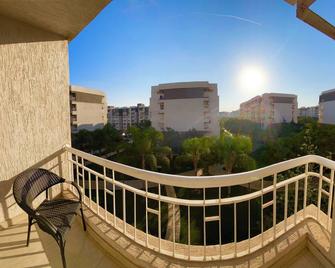 Luxe Madinaty Home - New Cairo - Balcón
