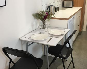 Private, modern and close to town. - East Albury - Dining room
