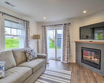 Updated Port Orchard Home, Walk to Waterfront - Erlands Point - Living room