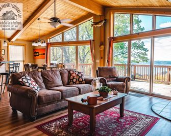 Sunset Riverview Cabin Hot Tub Fireplace, Luxury Cabin with Stunning River Views - Ferryville - Living room