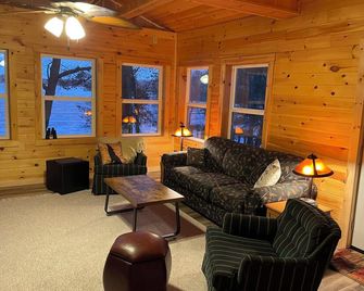 Lakeside Lookout: Experience Stunning Views, Endless Shorline, Family Retreat. - Shell Lake - Living room