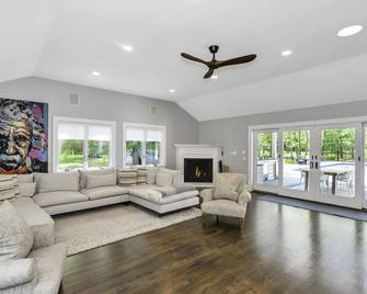 Beautiful Wainscott Home, Open Layout, Private Pool, Natural Light - Wainscott - Pokój dzienny