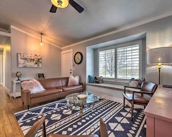 Fun yard, Garage and 3 Mi to Thanksgiving Point! - Lehi - Living room