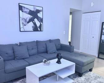 Cozy Soulard Getaway - St. Louis - Living room