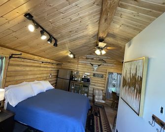 Studio Style Cabin - In the heart of all things outdoors - Dillon - Schlafzimmer