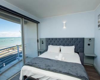 Ocean Breeze Hotel - Strand - Yatak Odası
