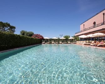 Hotel Sportsman - ברדולינו - בריכה