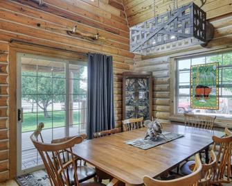 Uncle Terry's Cabin - Rigby - Dining room