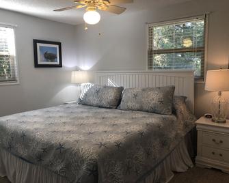 C-Turtle Duplex 2 Bedroom 2 Bath Duplex - Jekyll Island - Bedroom