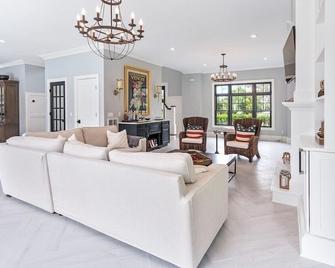 New Construction in Southampton with Poolhouse - Southampton - Sala de estar