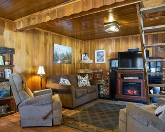 It's time for fall colors, stay in this cabin in the woods. - Bayfield - Living room